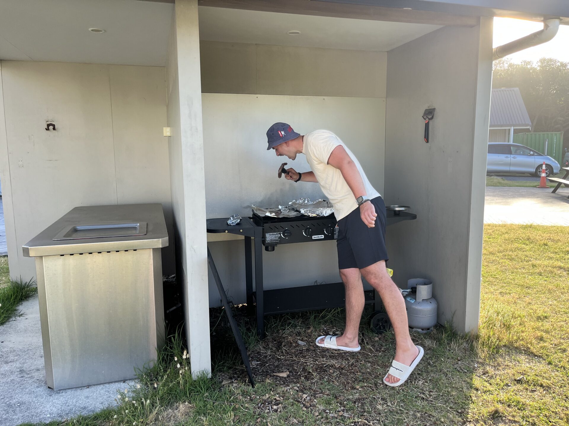 Schwarzer Sand & BBQ